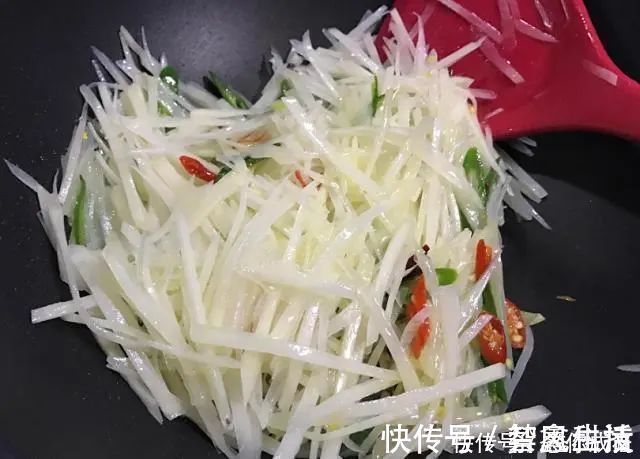 炒土豆丝前,用水冲洗是错误的?大厨教你3招,爽脆不粘锅!