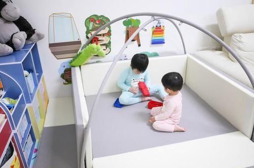 宝爸|卑微弟弟走红，为姐姐服务勤勤恳恳，网友：这是被姐姐欺负怕了