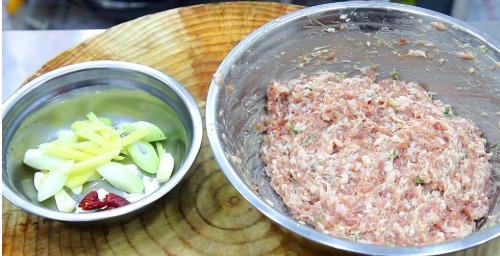  摔打肉馅|厨师长分享狮子头的做法，不变形又能熟透的技巧