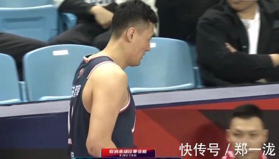 犯规|一场比赛连伤3人!苏伟被驱逐,周鹏吃到技术犯规,场上又见血了