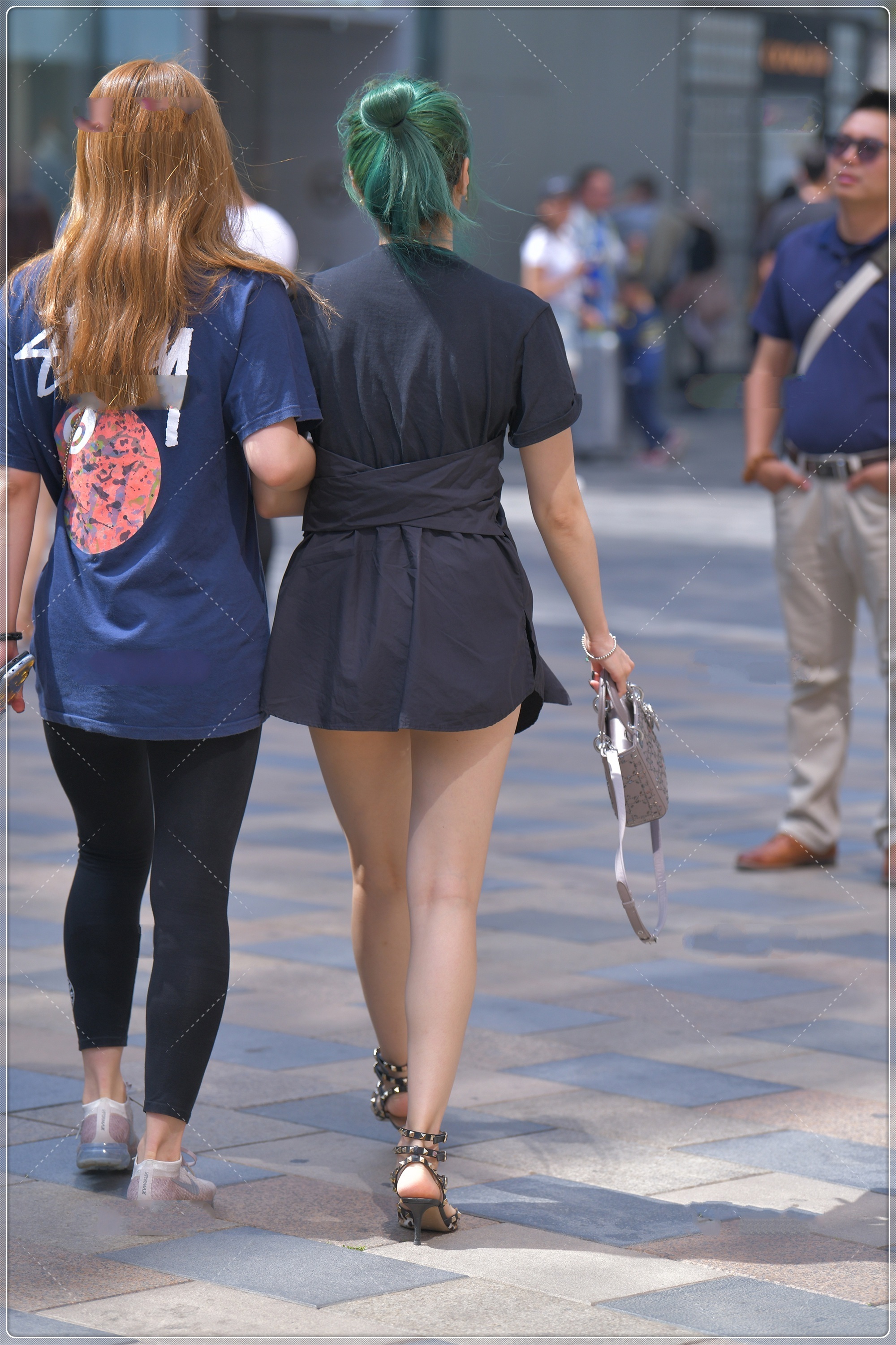 v领|短袖搭配黑色抹胸短裙,简单大方,凸显气质