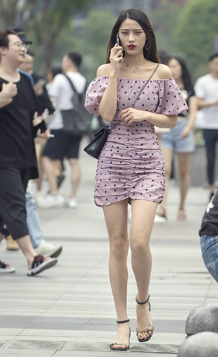 小姐姐|粉色连衣裙的小姐姐，曲线玲珑的好身材，感觉真的是妙极了