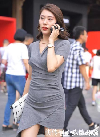 高跟鞋 深灰色v领连衣裙搭配白色黑条纹布包，款式新颖，设计独特