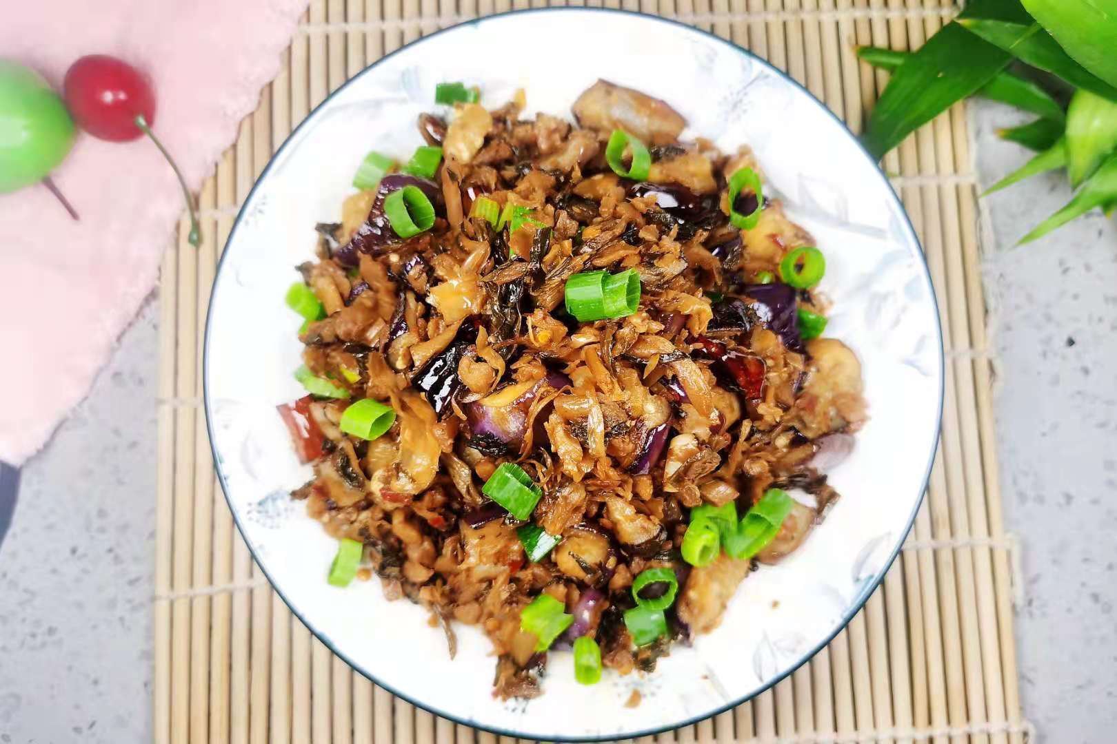 夏季，茄子炒外婆菜，我家一周做2一次，咸香入味，开胃下饭