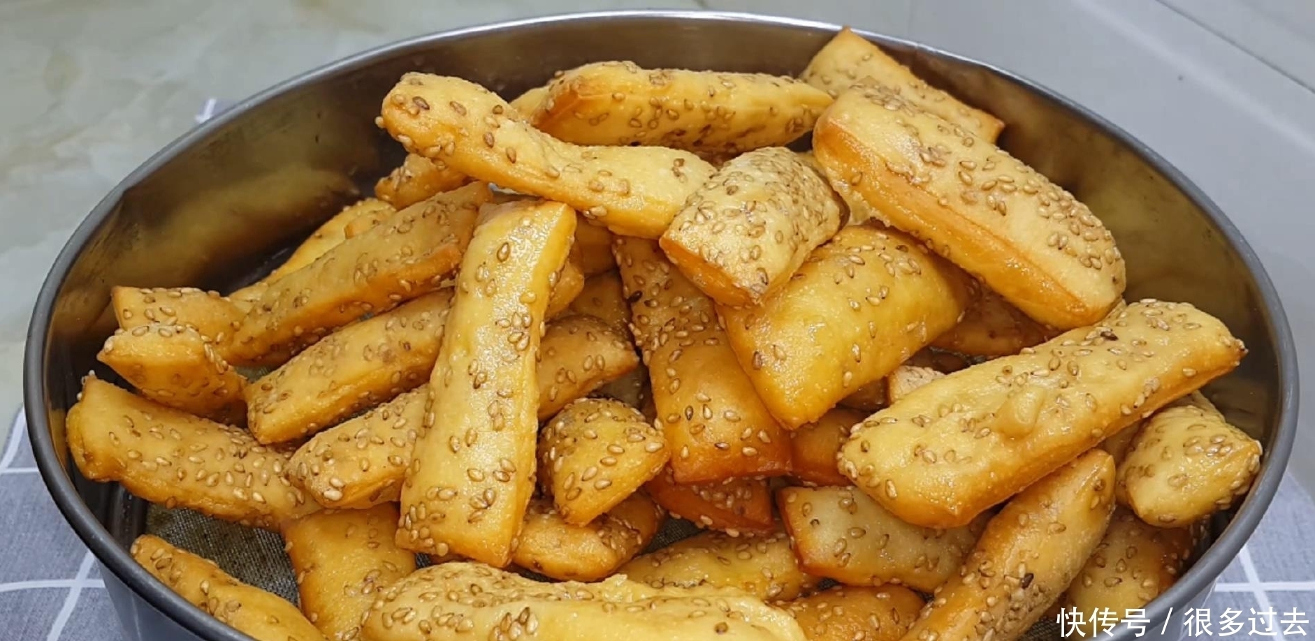 面粉别炸油条了，加3个鸡蛋，个个松软又空心，比麻花面包还好吃