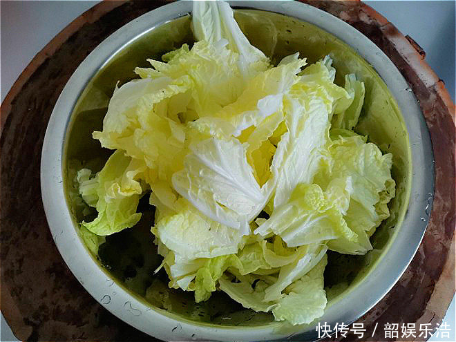 天冷了,白菜此做法才解馋!3块钱做一盘,我家一周吃5次,太香了