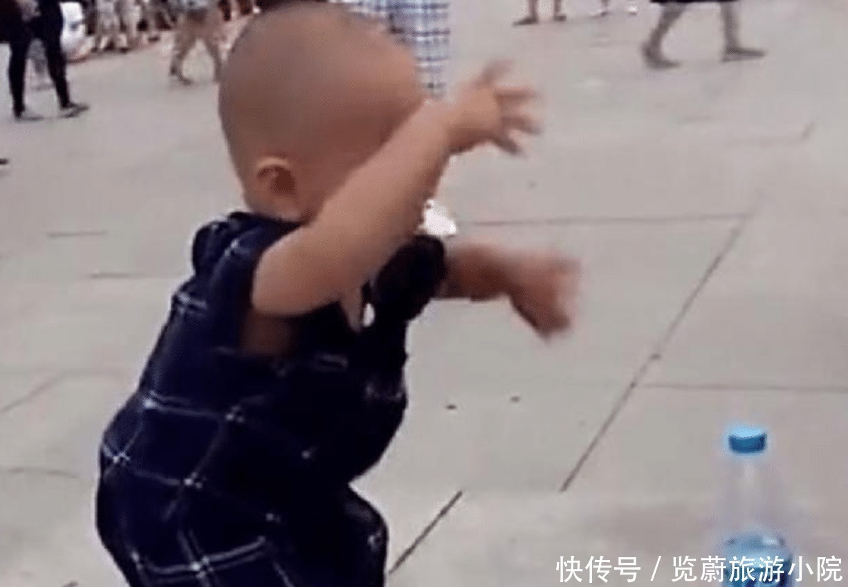 宝宝|外婆跳舞带上外孙,2岁萌娃舞姿娴熟,成为广场舞C位