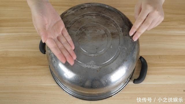 不用钢丝球擦,1张纸去除不锈钢锅污渍,恢复光亮有光泽,太省事