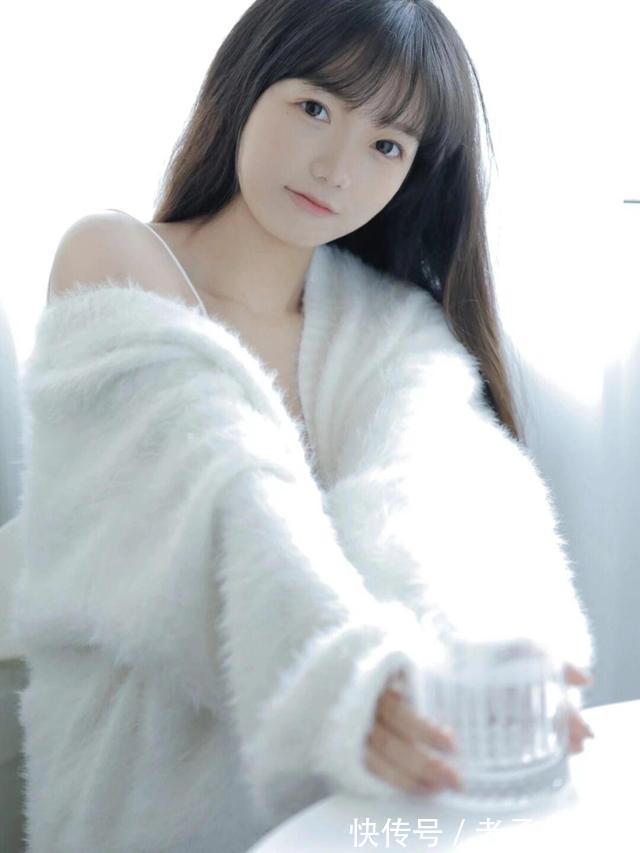 白色|白色吊带背心搭配白色毛衫,美女不做过多修饰,依然很漂亮