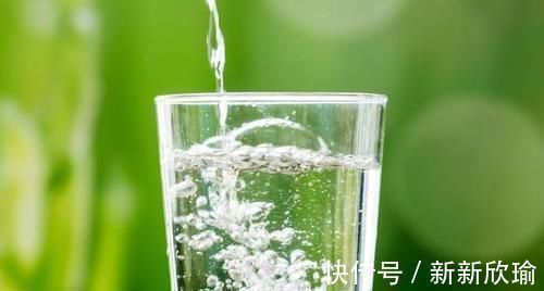 碳酸饮料|喝水时谨记4个字,或许有助于健康长寿,看看你能做到吗?