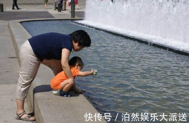 婴儿车|2岁女儿出门买菜,却被小区闸机“拦住”,奶奶在后面笑弯了腰