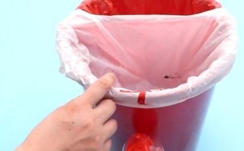 垃圾桶上放一个塑料瓶，一年能帮家里省不少钱，学会受用一生！