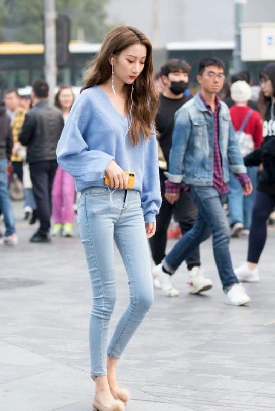 精美大气又非常清爽的感觉，牛仔裤展现简洁的休闲风格，看起来更有格调