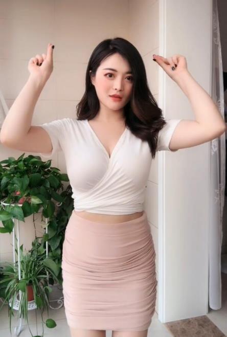 t恤 身材微胖的美女, 时尚穿搭V领T恤配包臀裙, 尽显魅力十足