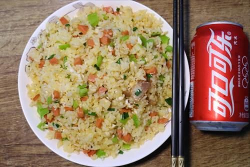 蛋炒饭|做蛋炒饭时，下锅前多做1步，色泽金黄诱人，米饭粒粒分明不粘连