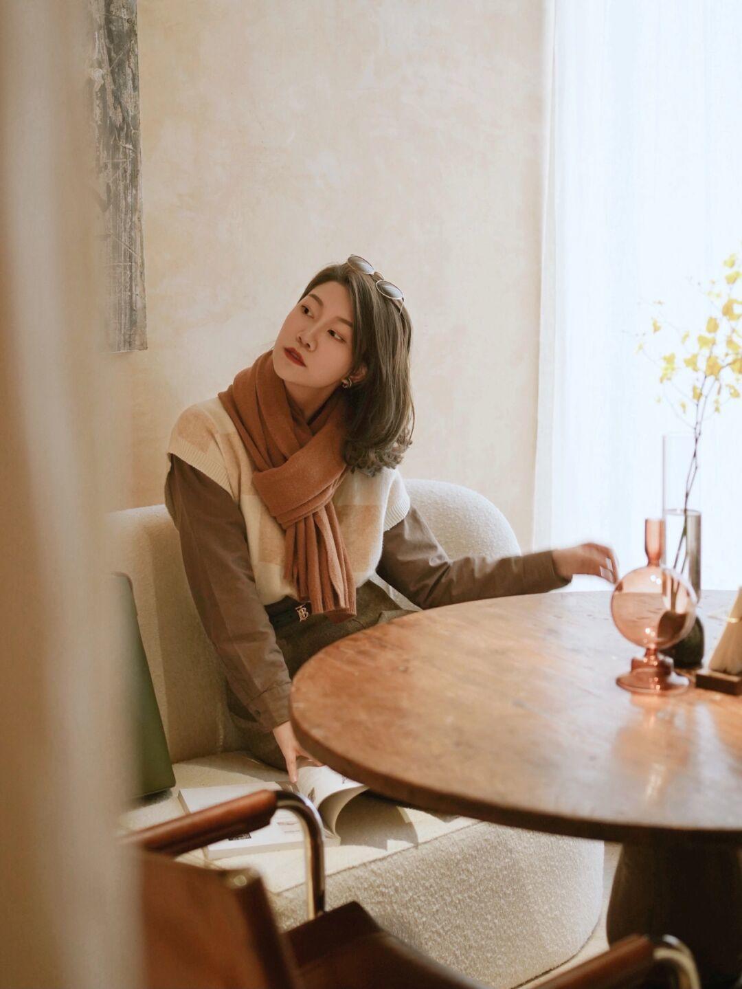 脖颈处|冬季围巾怎么搭才好看?掌握这4种方式,不光保暖还能提升气质感