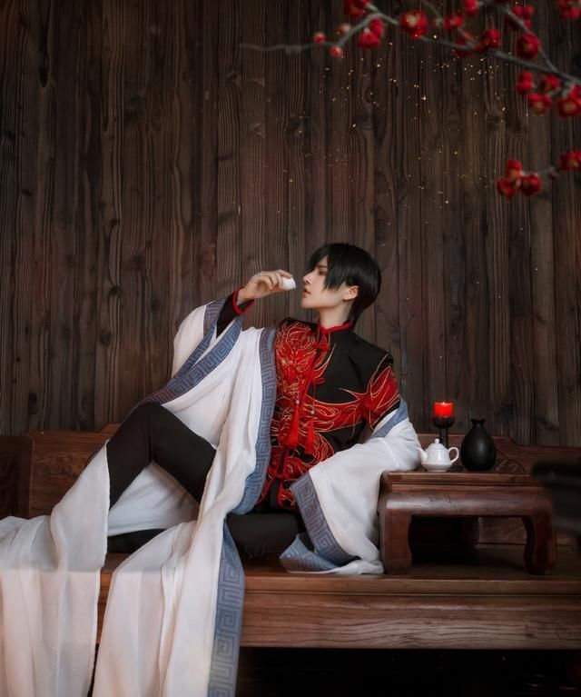 古董|言生cos《啞舍》老板,紅眼睛長頭發,感覺青春又回來了