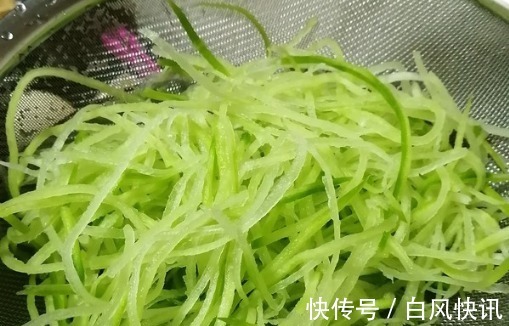 调萝卜馅时,别用盐杀水或者焯水,教您一招,饺子鲜嫩多汁营养足!