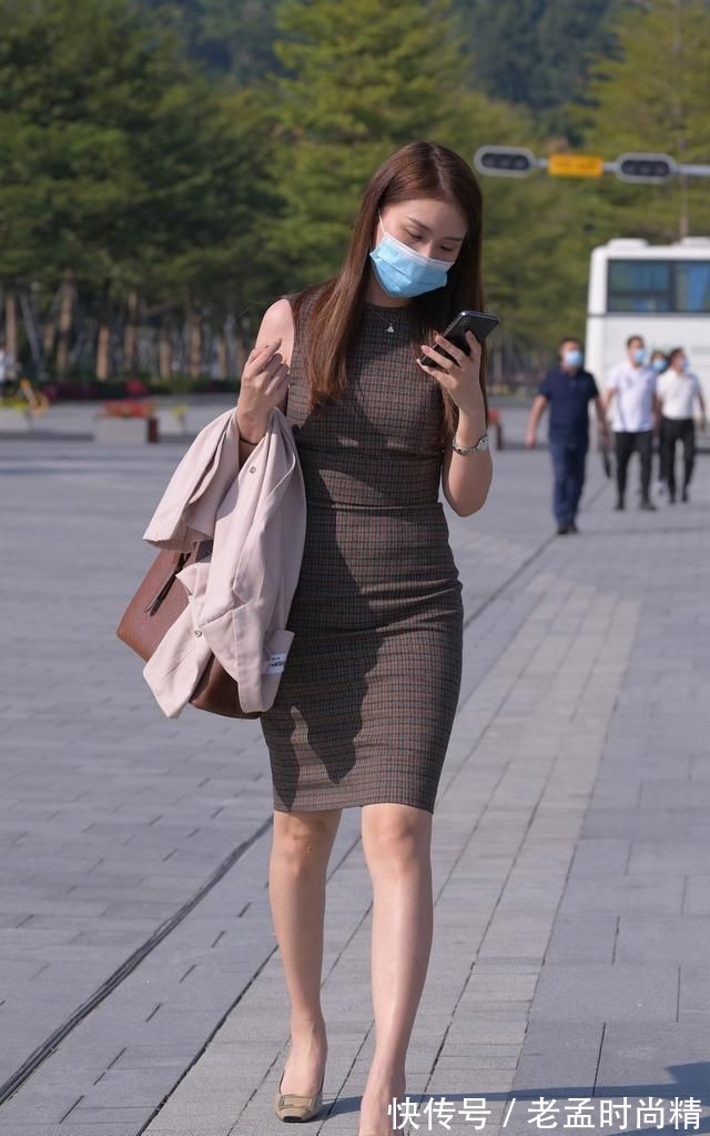 美女 美女街拍:职业女性的连衣裙怎么选?咖啡色加格纹元素,庄重又不失雅致