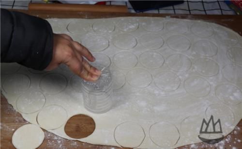 饺子皮一个个擀就外行了，只需一个矿泉水瓶，1分钟能做100个