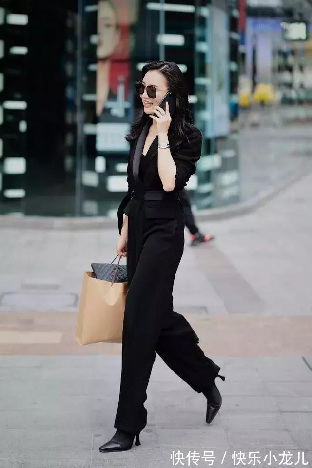 妹子 玫红色的高腰短裤,搭配露肩的雪纺衫,时尚又非常的洋气