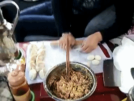 |搞笑GIF: 下次记得关门 要是突然有人进来那就尴尬了