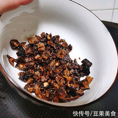 香菇焖饭|常吃腊肠香菇焖饭的人普遍比同龄人身体好