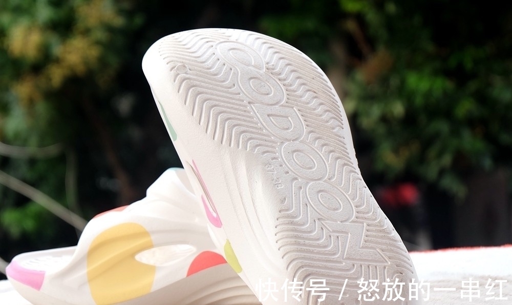 颜值爆表|夏日出街就靠它 分享颜值爆表的咕咚运动舒缓拖鞋