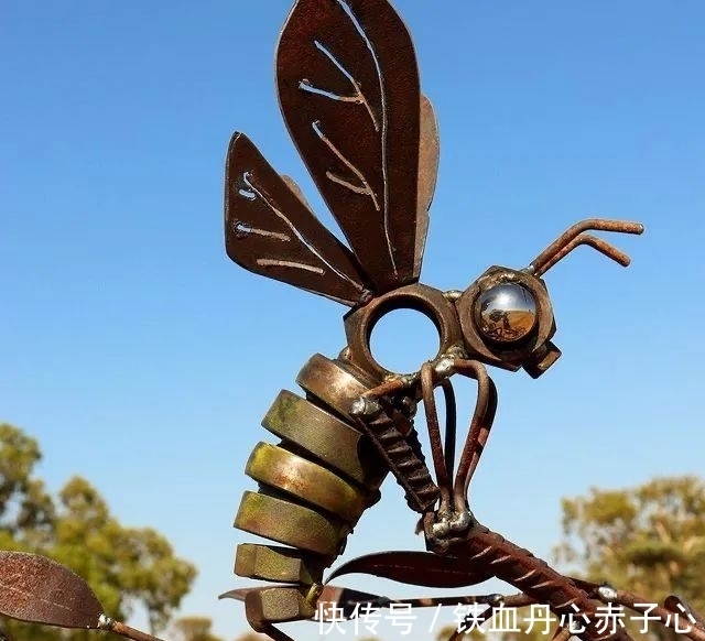 朋克感&草根艺术家用260个小时,打造废品雕塑,机械朋克感十足