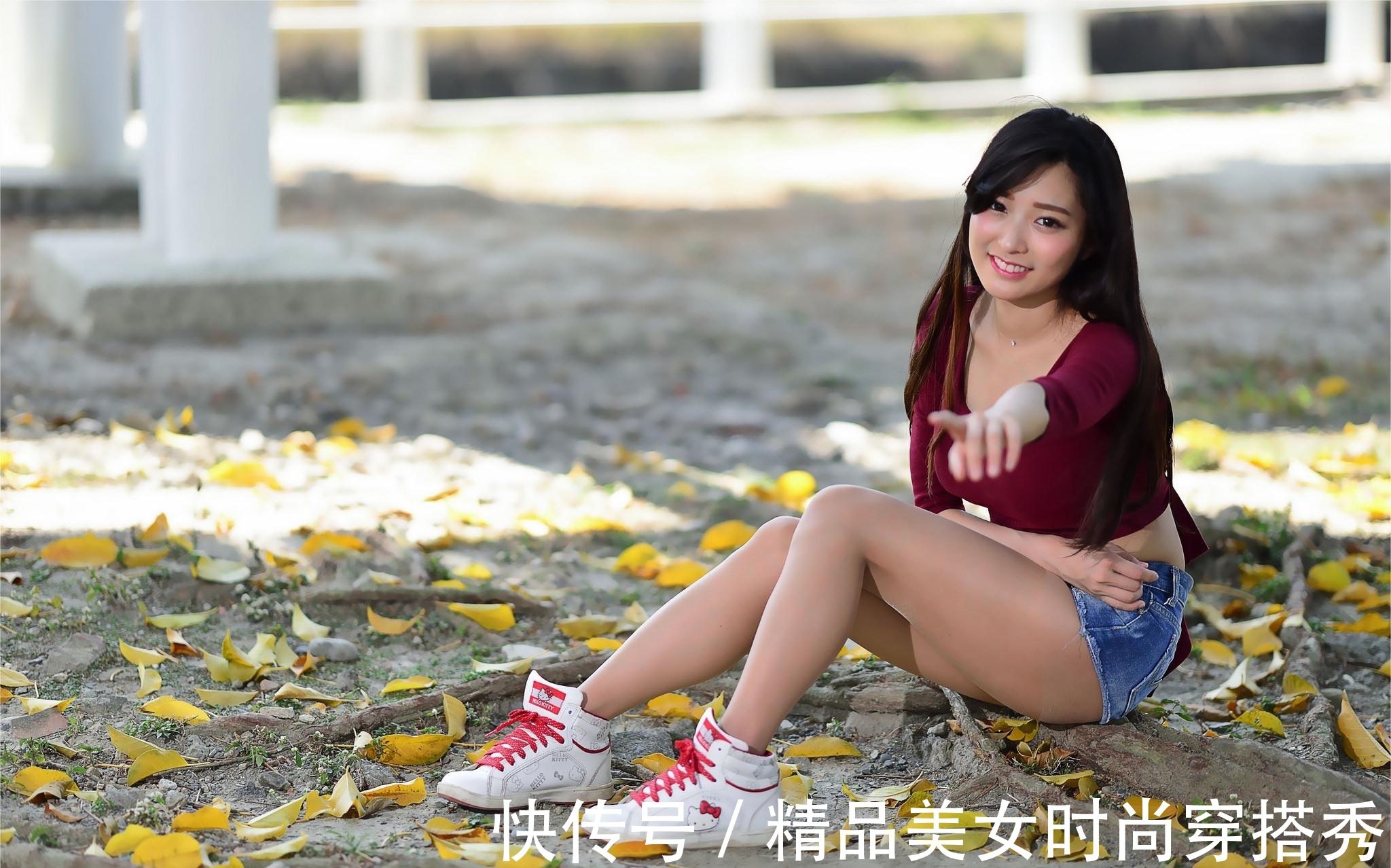 性感|青春阳光有活力!简约而有魅力的穿搭,时髦和性感并存