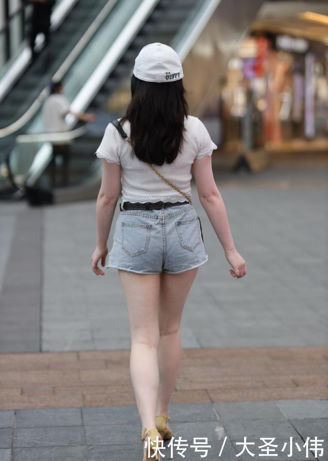 肚子|美女街拍:这个太好看了,虽然肚子有点肉肉的,但是旁边的女朋友还很嫉妒她