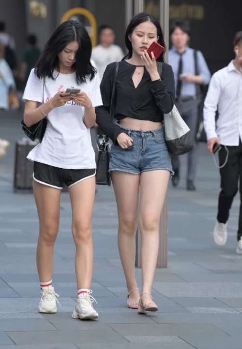 时尚|街拍美女：雪纺配牛仔，不仅不失个性，还能彰显出简约大方的气息