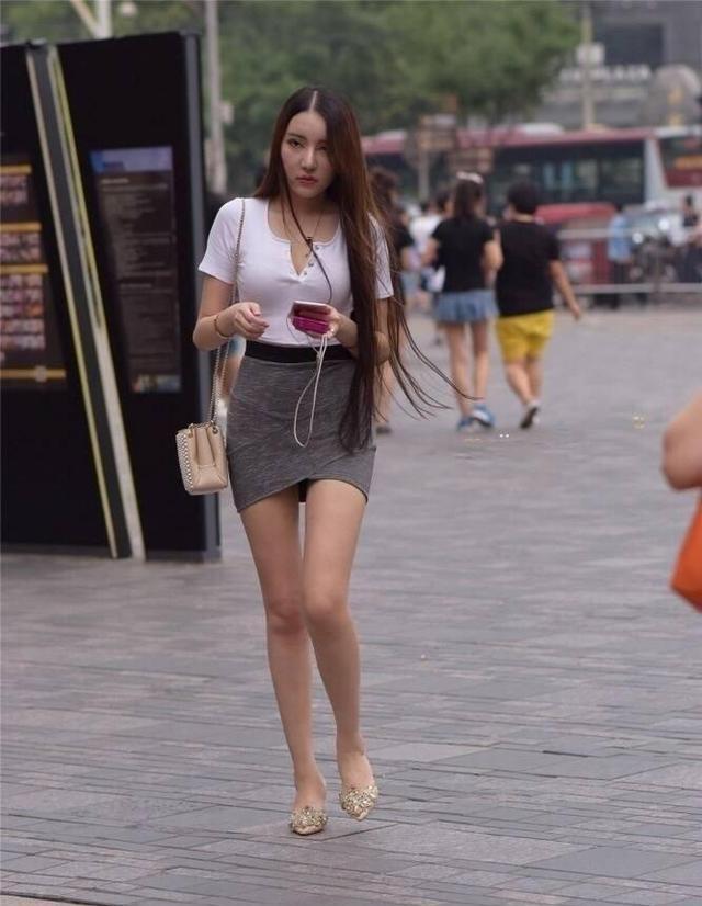 青春|时尚的姐姐牛仔衣搭牛仔短裤,脚踩马丁靴,充满青春的美丽