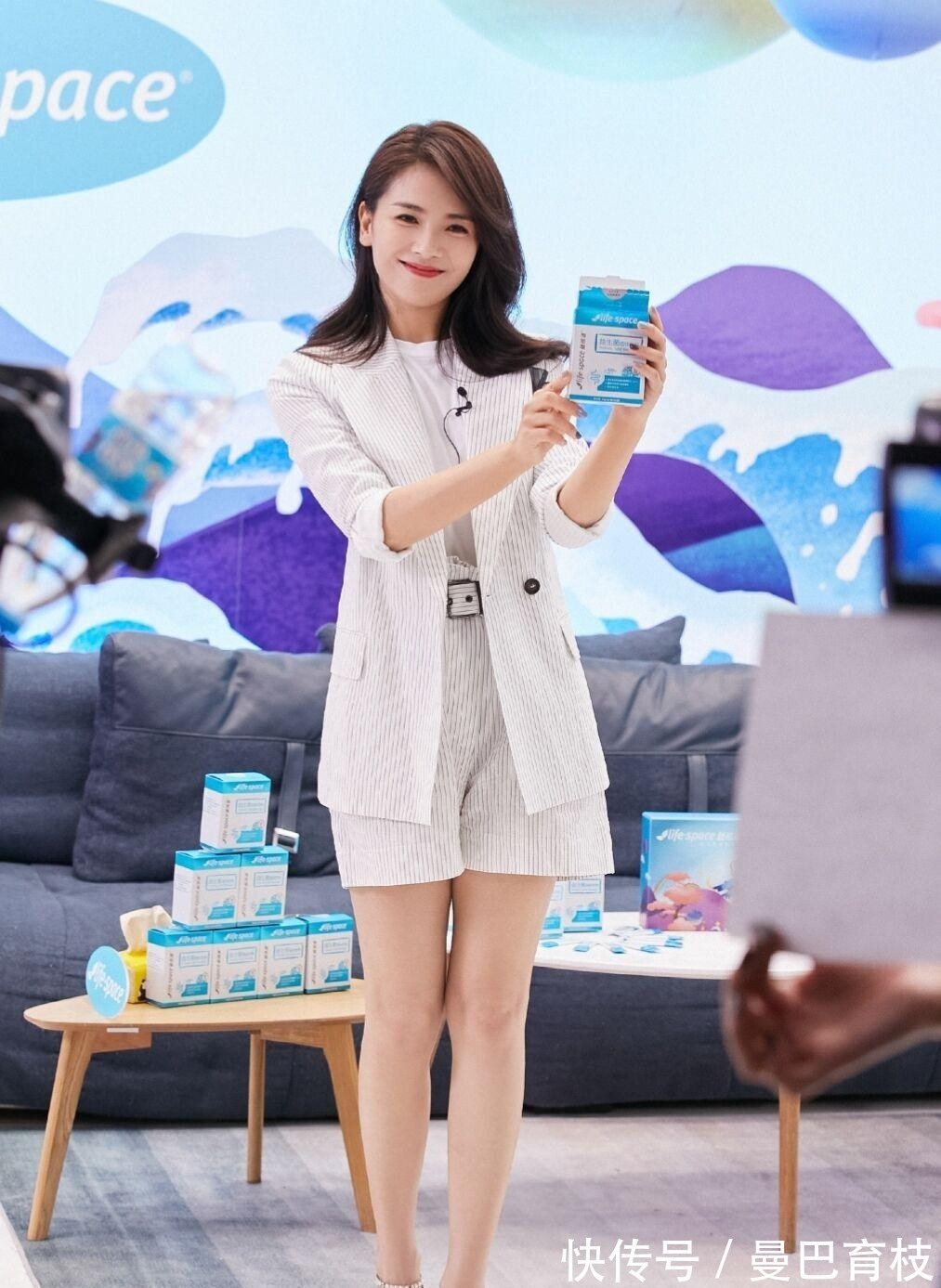 阔腿裤|女人不管多大，都少穿T恤配阔腿裤，今夏流行这样穿，时髦显气质