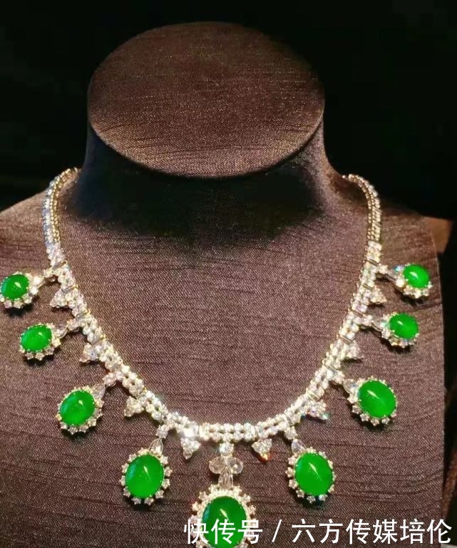 到底|挑翡翠,到底是越透越好,还是越绿越好?