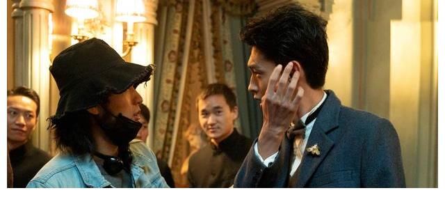 德云社孟鹤堂现身《最后的赢家》,脚踢老秦屁股,师哥欺负师弟了