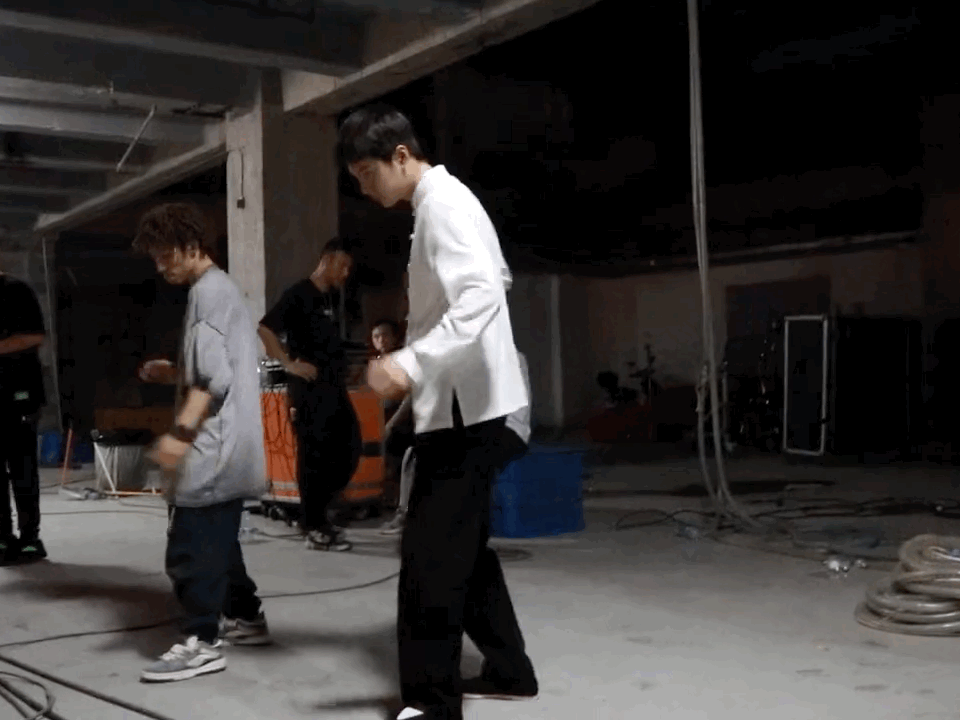 中國功夫|王一博會“舞功”，冠軍秀幕后花絮掉落——國風開燃，剛?cè)岵?
onload=