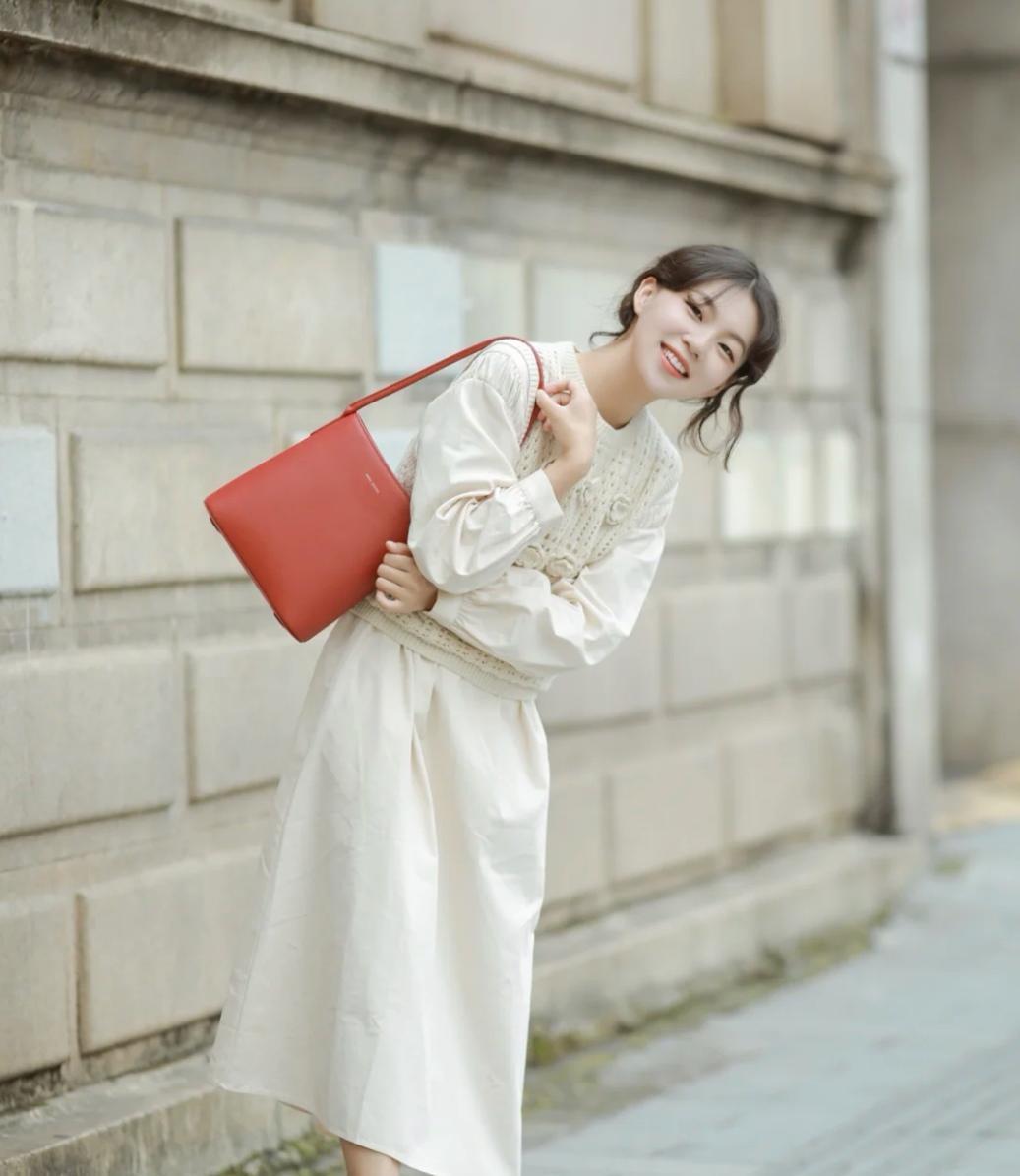 针织马甲|秋天的针织马甲,要穿简约款,搭配衬衫和阔腿裤,穿出好气质