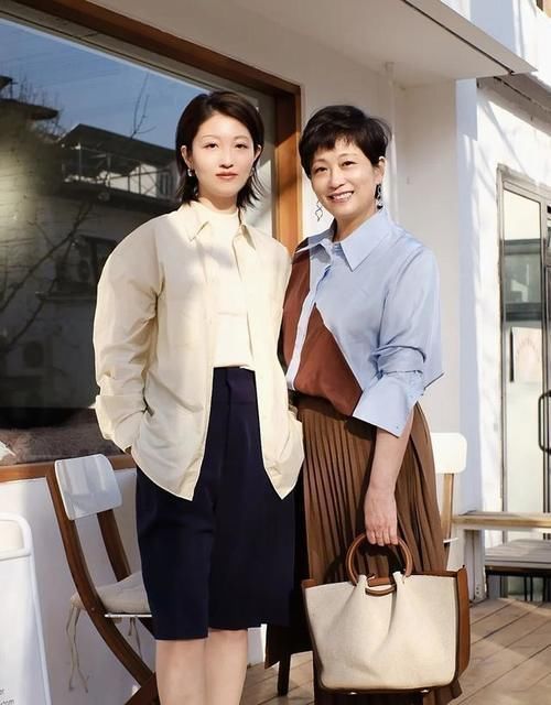 白色衬衫 建议中年女人，尽量少穿黑裤子！今年开春流行这样搭，时髦真好看