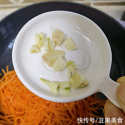 吃了这碗美味家常菜:凉拌胡萝卜,一口下肚感觉超暖