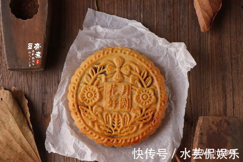 低筋面粉|一斤多重的月饼有六个蛋黄，没等回油，就被抢走吃掉，有那么馋吗