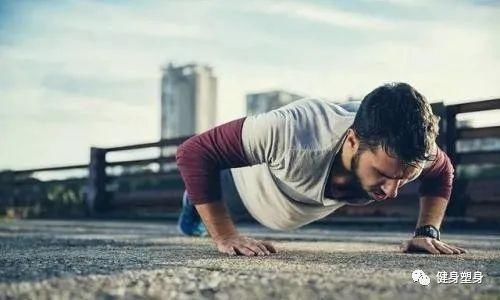 自重|如何从完全做不了俯卧撑到自重达人,你需要跟着这套方法循序渐进