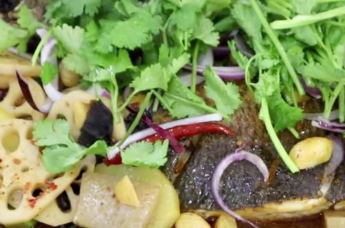  想吃烤鱼|烤鱼这样做又香又入味，加自己喜欢吃的配菜，边吃边煮，越煮越香