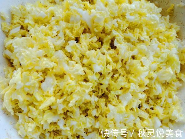 包白菜饺子，我家从来不“挤水”，这招拌菜，白菜不出水、不破皮