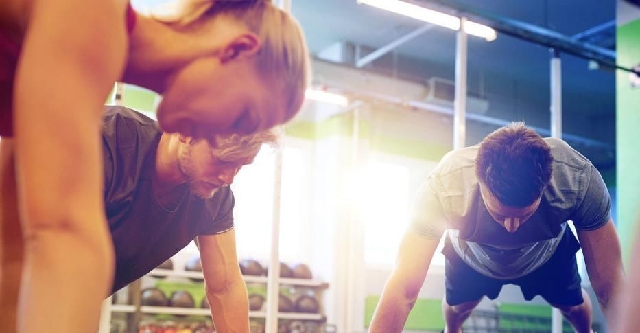 俯卧撑|三个运动你能完成,就说明你的身体还不老,身体还健康