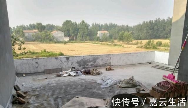 老家|回农村老家盖别墅,村里人人羡慕,可如今却成为了笑话