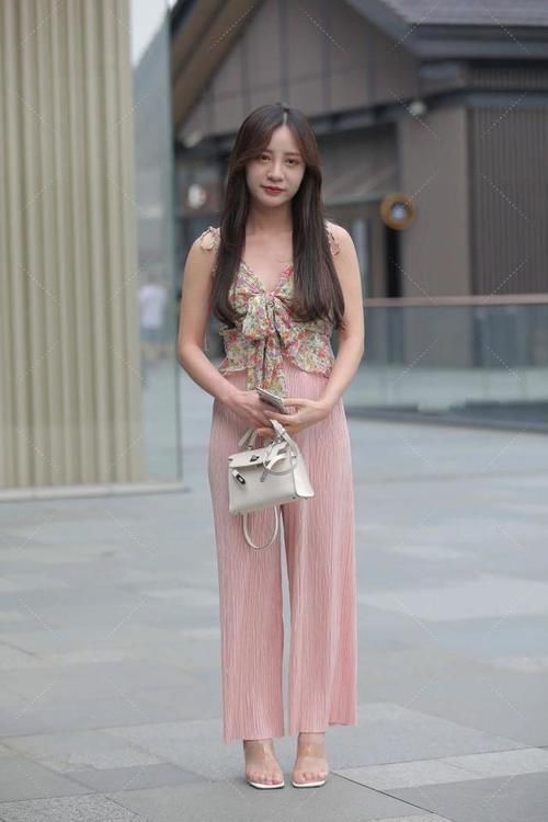 小姐姐 小姐姐“碎花裙子”,浪漫又端庄,尽显性感身材,回头率十足