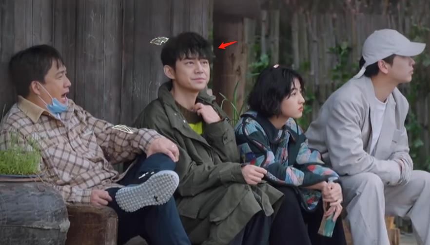 46岁何炅老师也难敌变老?录综艺时额头戴假发片,两鬓发量稀疏