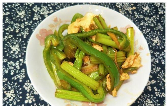 青椒|秋天,3样食材放入炒锅,成本不到5块钱,出锅香脆可口