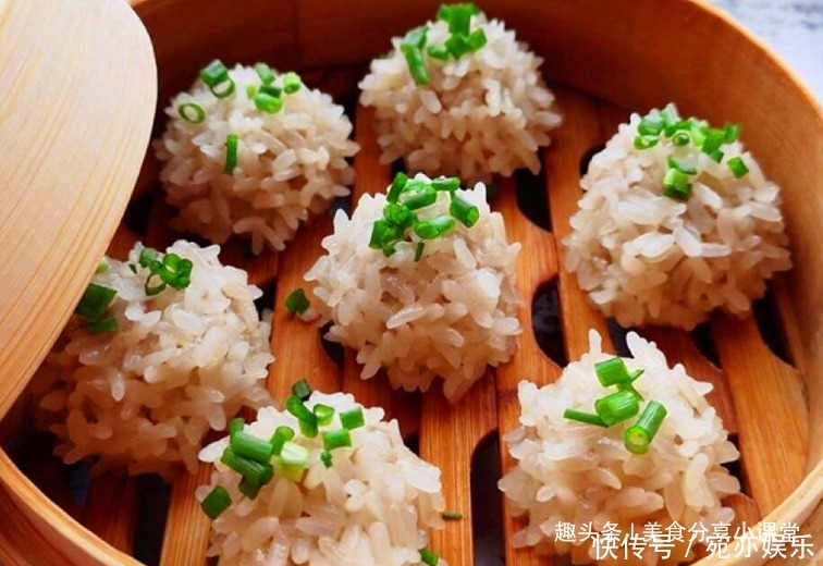 做丸子时,不要再加面粉了!换成此物,丸子香软可口,吃着很细腻